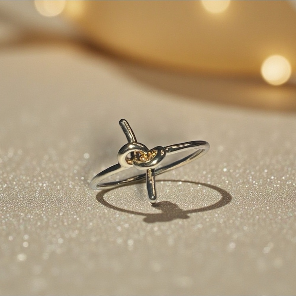 Elegant Gold Knot Ring
